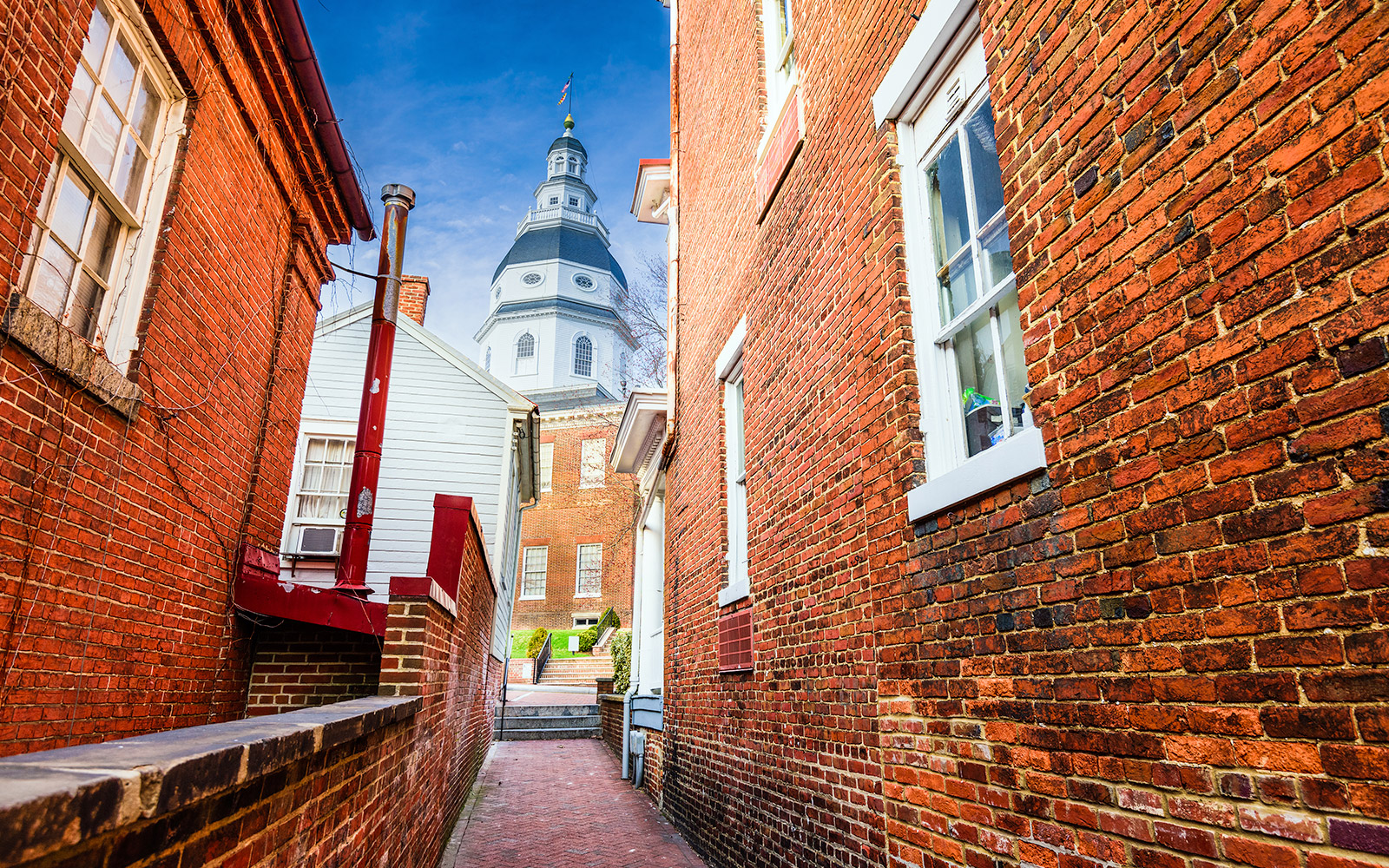 Annapolis alleyway view maryland state house